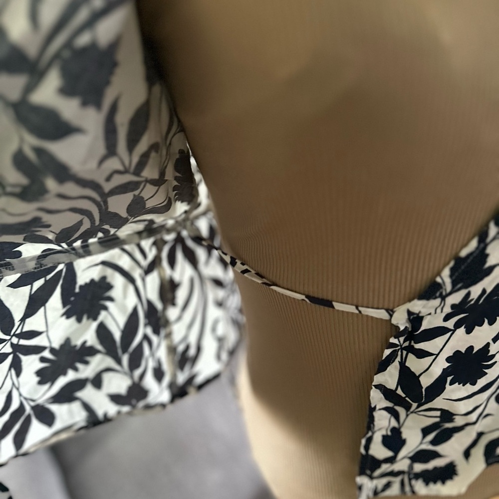 Last chance sale!
Old Navy dark Navy Blue and White Puff Sleeve Wrap Blouse - Picture 5 of 7